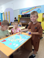 Воспитанники старшей группы сделали открытки к Дню семьи, любви и верности Воспитанники старшей группы сделали открытки к Дню семьи, любви и верности.